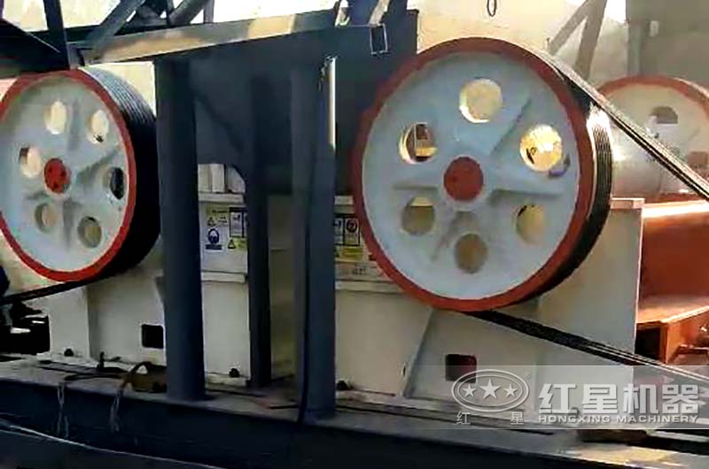 細(xì)顎式破碎機(jī)碎煤現(xiàn)場(chǎng) 細(xì)顎式破碎機(jī)碎煤現(xiàn)場(chǎng)