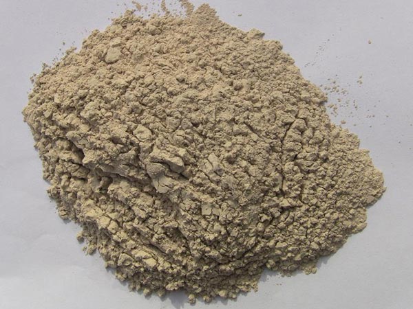 礬土性質 礬土主要成分是氧化鋁，為煉鋁和耐火材料的主要原料。白色或灰白色，因含鐵而呈褐黃或淺紅色。密度3.45g/cm3，硬度1～3，不透明，質脆。極難熔化，不溶于水，能溶于硫酸、氫氧化鈉溶液。 地區分布 中國鋁土礦資源比較豐富，在全國18個省、自治區、直轄市已查明鋁土礦產地205處，其中大型產地72處（不包括臺灣），主要分布在山西、山東、河北、河南、貴州、四川、廣西、遼寧、湖南等地。 投資前景 1.可用于煉鋁工業。用于國防、航空、汽車、電器、化工、日常生活用品等。 2.可用于精密鑄造。礬土熟料加工成細粉做成鑄模后精鑄。用于軍工、航天、通訊、儀表、機械及醫療器械部門。 3.可用于耐火制品。高鋁礬土熟料耐火度高達1780℃，化學穩定性強、物理性能良好。 4.硅酸鋁耐火纖維。用于鋼鐵、有色冶金、電子、石油、化工、宇航、原子能、國防等多種工業，消防人員可用耐火纖維布做成衣服。 5.制造礬土水泥、研磨材料、陶瓷工業以及化學工業可制鋁的各種化合物。 鋁礬土磨粉制備 鋁礬土粉是選用煅燒過的熟鋁礬土礦石用雷蒙磨加工制成的細粉，粒度通常為100目-325目，在耐火材料行業得到了廣泛的應用。通常加工的流程為先經顎式破碎機進行破碎，然后篩分進入鋁礬土雷蒙磨或鋁礬土超細磨粉機中，進行鋁礬土粉制備，使其應用更加廣泛。