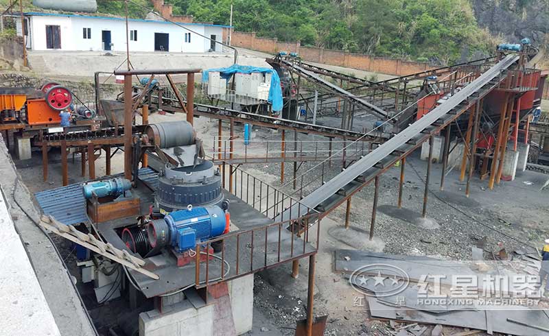 圓錐破碎機(jī)碎煤現(xiàn)場(chǎng) 圓錐破碎機(jī)碎煤現(xiàn)場(chǎng)