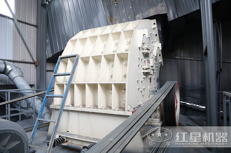 石灰石破碎客戶現場，適用錘破機