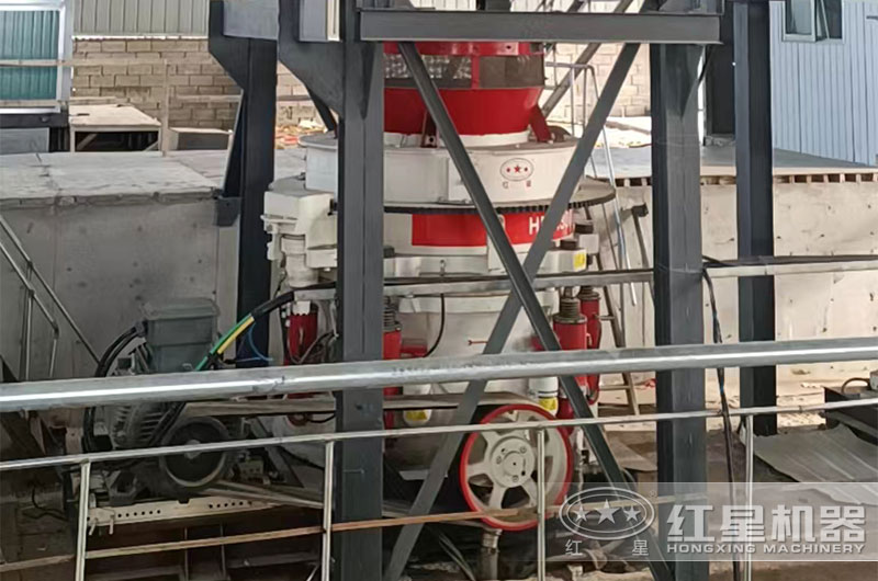 圓錐破碎機(jī)現(xiàn)場(chǎng) 圓錐破碎機(jī)現(xiàn)場(chǎng)